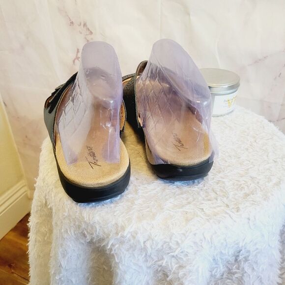 Trotters comfort sandals adjustable velcro straps - Picture 2 of 7